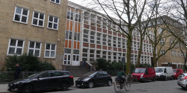 Ein Schulgebäude mit viel Glas und gelbem und rotem Backstein. Ein Schulgebäude mit viel Glas und gelbem und rotem Backstein.