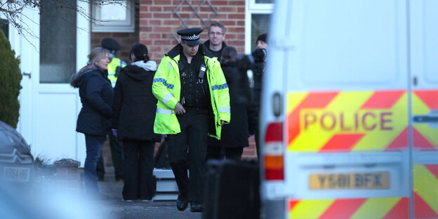 Polizisten stehen vor dem Haus des Ex-Doppelagenten Skripal Polizisten stehen vor dem Haus des Ex-Doppelagenten Skripal