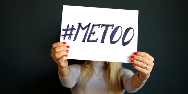 Eine Frau hält ein Schild mit Aufschrift "No means no" Eine Frau hält ein Schild mit Aufschrift "No means no"