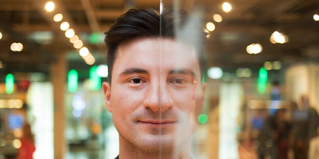 Bahtiyar Duysak im Porträt vor einer Glasscheibe Bahtiyar Duysak im Porträt vor einer Glasscheibe