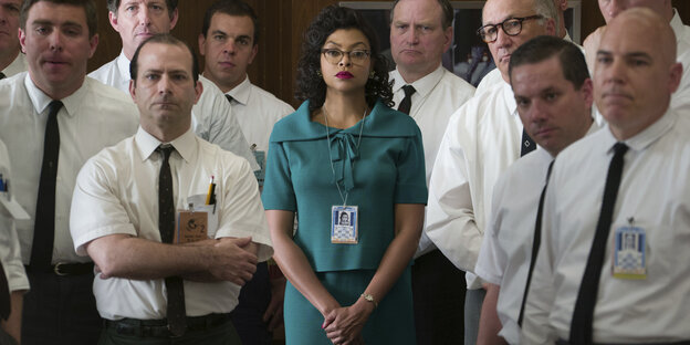 Taraji P. Henson steht neben vielen Männer in Hemd und Krawatte Taraji P. Henson steht neben vielen Männer in Hemd und Krawatte