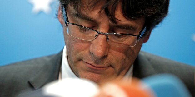 Puigdemont schaut nach unten Puigdemont schaut nach unten