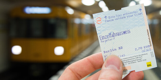 BVG-Ticket vor U-Bahn BVG-Ticket vor U-Bahn