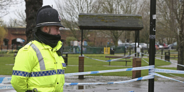 Polizist steht an Absperrung in Salisbury Polizist steht an Absperrung in Salisbury