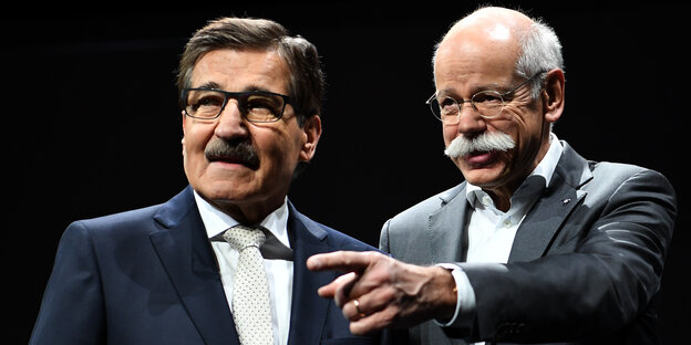 Der Chef des Daimler-Konzerns Dieter Zetsche steht neben dem Aufsichtsratsvorsitzenden Manfred Bischoff