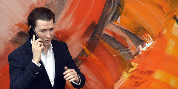 Der österreichische Bundeskanzler Sebastian Kurz am Telefon Der österreichische Bundeskanzler Sebastian Kurz am Telefon