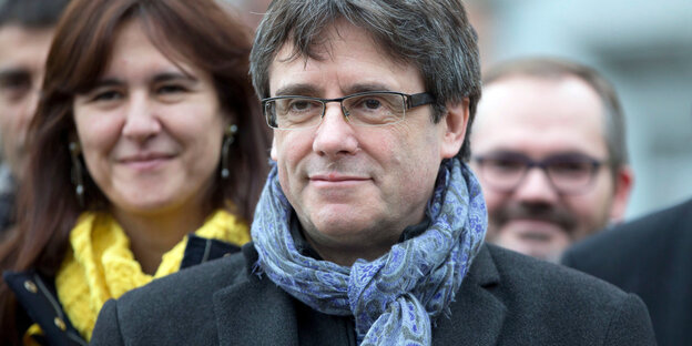 Carles Puigdemont mit Schal in einer Menschengruppe Carles Puigdemont mit Schal in einer Menschengruppe