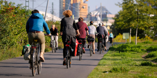 Viele Radfahrer auf einem Radweg Viele Radfahrer auf einem Radweg