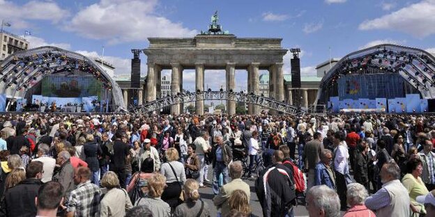 Menschen beim Bürgerfest vor dem Brandenburger Tor Menschen beim Bürgerfest vor dem Brandenburger Tor
