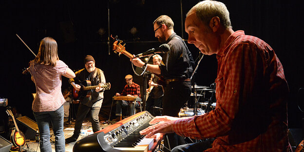 Eine Band beim Proben, im Vordergrund der Musiker Cacavas Eine Band beim Proben, im Vordergrund der Musiker Cacavas