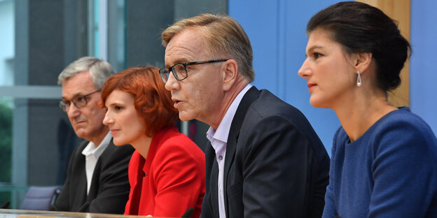 Vier Personen im Seitenprofil von links hinten nach rechts vorne:: Parteichefs Riexinger und Kipping, Fraktionschefs Bartsch und Wagenknecht Vier Personen im Seitenprofil von links hinten nach rechts vorne:: Parteichefs Riexinger und Kipping, Fraktionschefs Bartsch und Wagenknecht