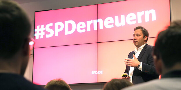 Ein Mann spricht zu Menschen Ein Mann spricht zu Menschen