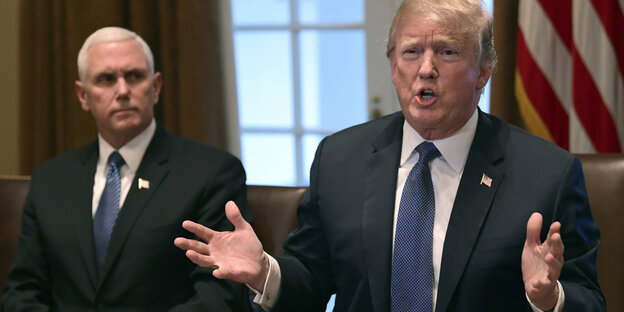 Donald Trump gestikuliert, neben ihm steht Vizepräsident Mike Pence. Donald Trump gestikuliert, neben ihm steht Vizepräsident Mike Pence.