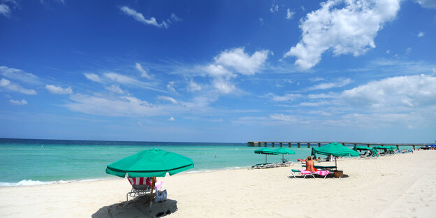 Touristen am weißen Strand von Florida