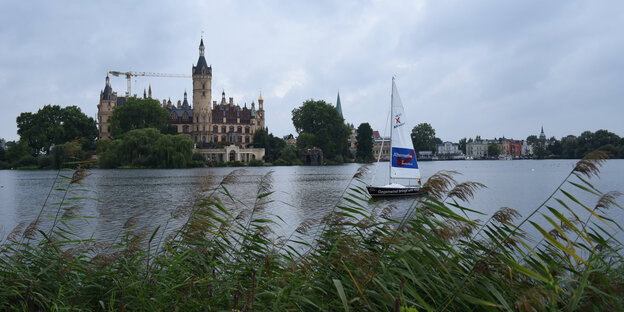 Boot mit AfD-Segel schippert auf einem mecklenburgischen Gewässer Boot mit AfD-Segel schippert auf einem mecklenburgischen Gewässer