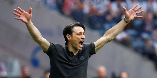 Der designierte Bayerntrainer Niko Kovac streckt beide Arme in die Luft Der designierte Bayerntrainer Niko Kovac streckt beide Arme in die Luft