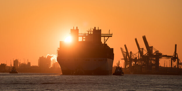 Containerschiff im Sonnenuntergang Containerschiff im Sonnenuntergang
