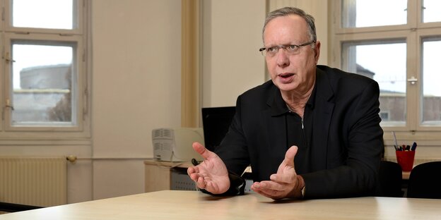 Harald Wolf sitzt am Schreibtisch, macht eine Geste mit seinen Händen Harald Wolf sitzt am Schreibtisch, macht eine Geste mit seinen Händen