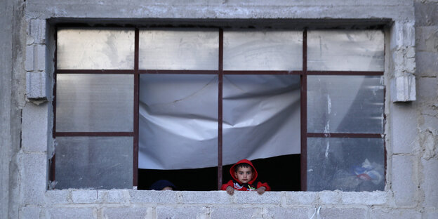 Ein Junge, der mit seiner Familie aus der Ost-Ghouta geflüchtet ist, in einer provisorischen Unterkunft Ein Junge, der mit seiner Familie aus der Ost-Ghouta geflüchtet ist, in einer provisorischen Unterkunft