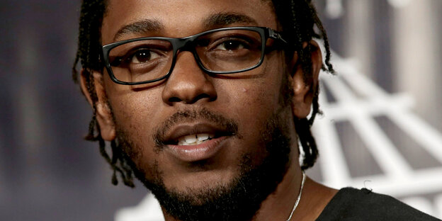 Eine Nahaufnahme von Kendrick Lamar Eine Nahaufnahme von Kendrick Lamar