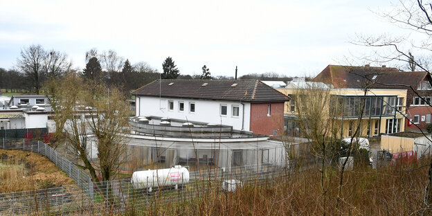 Ein Haus mit einem angebauten Gehege. Ein Haus mit einem angebauten Gehege.