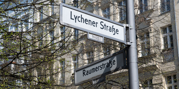 Die Straßenschilder Lyhcener Straße/Raumerstraße vor einem Gebäude in Prenzlauer Berg Die Straßenschilder Lyhcener Straße/Raumerstraße vor einem Gebäude in Prenzlauer Berg