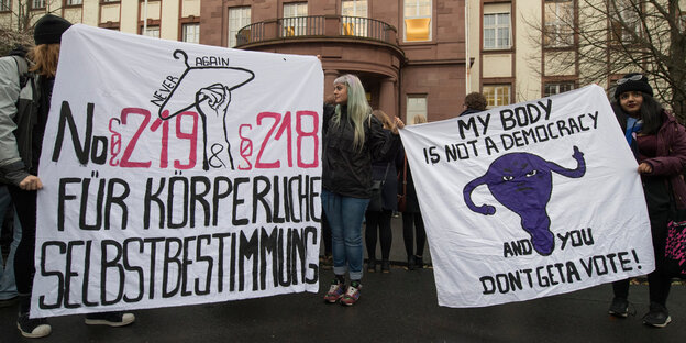 DemonstrantInnen mit Plakaten