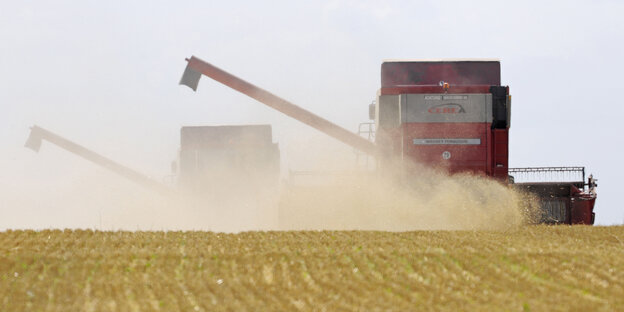 Mähdrescher auf einem Feld Mähdrescher auf einem Feld