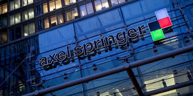 Die düster glänzende Fassade des Springer-Hochhauses Die düster glänzende Fassade des Springer-Hochhauses