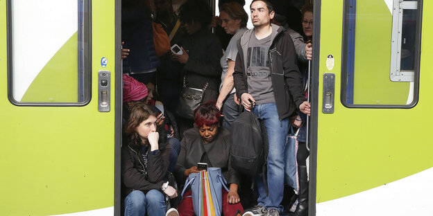 Menschen drängen sich in einem Zug Menschen drängen sich in einem Zug