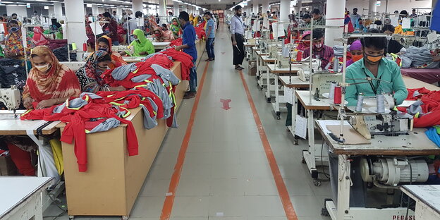 Näherinnen und Näher in Fabrikhalle Näherinnen und Näher in Fabrikhalle