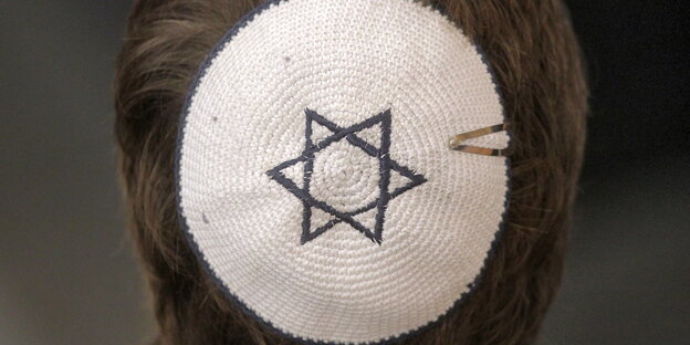 Eine Kippa auf einem Kopf Eine Kippa auf einem Kopf