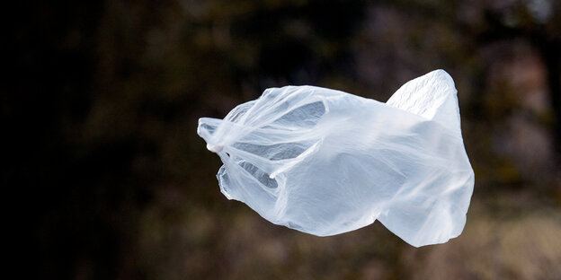 Eine Plastiktüte im Wind Eine Plastiktüte im Wind
