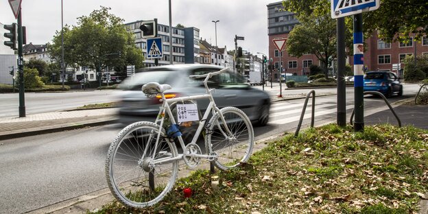 weiß gestrichenes Geisterfahhrad weiß gestrichenes Geisterfahhrad