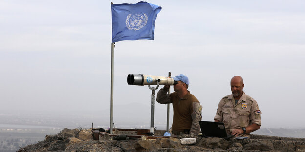 UN-Soldaten gucken auf die Golanhöhen UN-Soldaten gucken auf die Golanhöhen