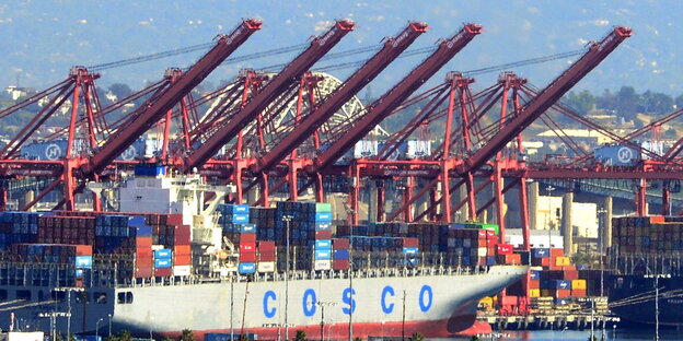 Ein Hafen mit vielen Frachtschiffen Ein Hafen mit vielen Frachtschiffen