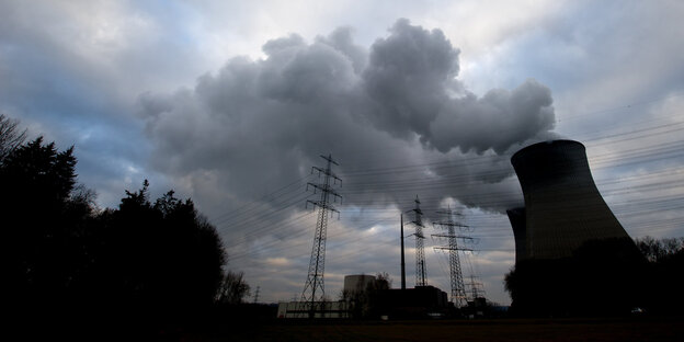 Ein Atomkraftwerk stößt eine riesige Rauchwolke in den Himmel Ein Atomkraftwerk stößt eine riesige Rauchwolke in den Himmel