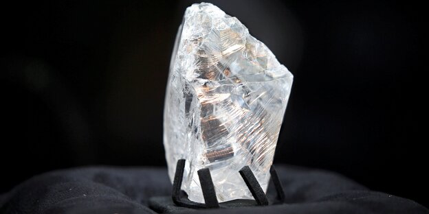 Ein ungeschliffener Diamant in Nahaufnahme Ein ungeschliffener Diamant in Nahaufnahme