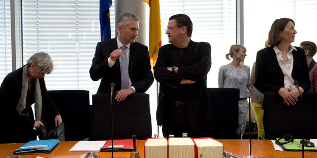 Stephan Brandner steht im Rechtsausschuss neben anderen Abgeordneten Stephan Brandner steht im Rechtsausschuss neben anderen Abgeordneten