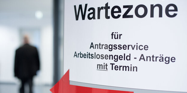 Schild mit Aufschrift "Wartezone" Schild mit Aufschrift "Wartezone"