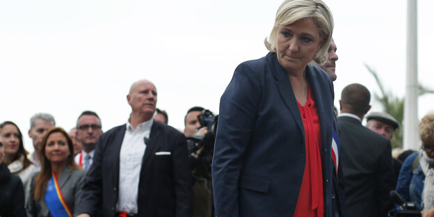 Marine Le Pen, Vorsitzende der französischen Partei Front National, vor einigen Menschen Marine Le Pen, Vorsitzende der französischen Partei Front National, vor einigen Menschen