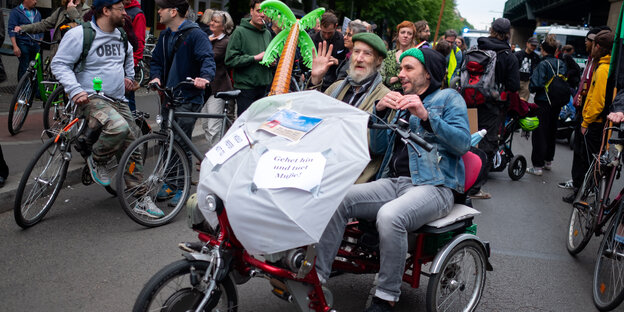 Enstspannte Menschen auf einer Demonstration