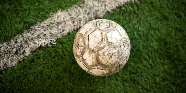 Ein Fußball an einer Linie Ein Fußball an einer Linie