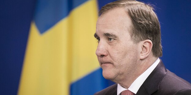 Stefan Löfven vor einer schwedischen Flagge