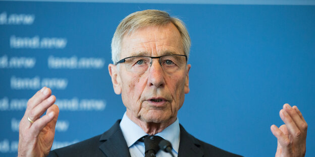 Wolfgang Clement gestikuliert Wolfgang Clement gestikuliert