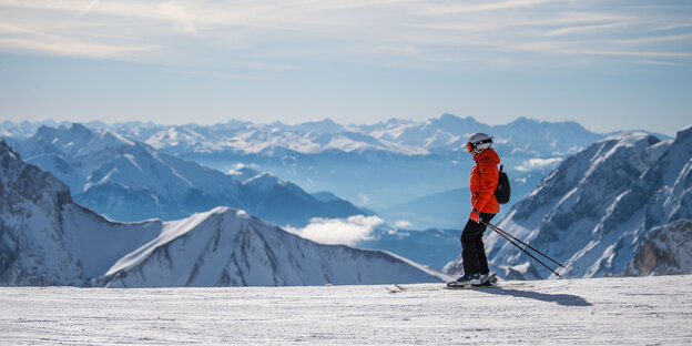 Ein Mann fährt auf dem Zugspitz-Gletscher Ski