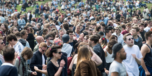 Feiernde junge Menschen am 1. Mai im Görlitzer Park