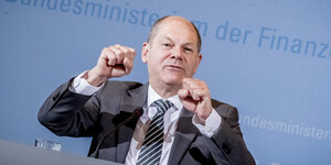 Olaf Scholz ballt die Fäuse bei der Pressekonferenz zur Steuerschätzung