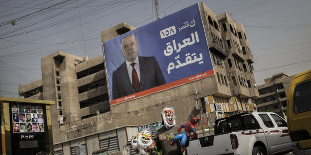 Ein riesiges Plakat an einer Hauswand in Bagdad mit dem Konterfei des Ministerpräsidenten Haidar al-Abadi Ein riesiges Plakat an einer Hauswand in Bagdad mit dem Konterfei des Ministerpräsidenten Haidar al-Abadi