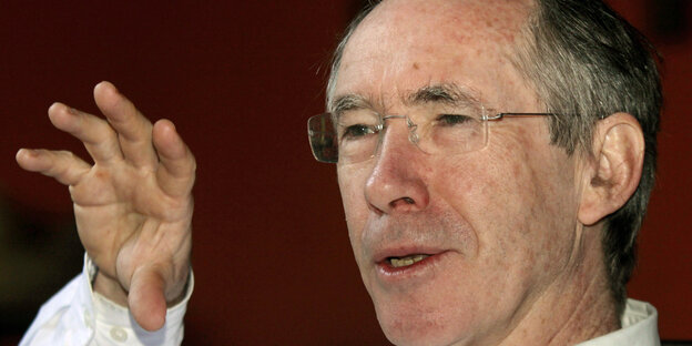 Ian McEwan hält eine Hand hoch